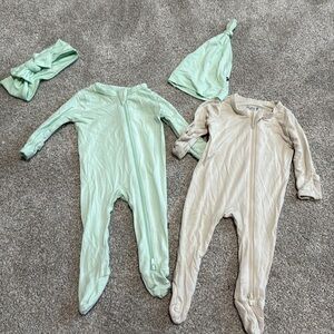 Kyte Baby Newborn Footies (2) & Hat + Bow - Ecru and Mint - VGUC